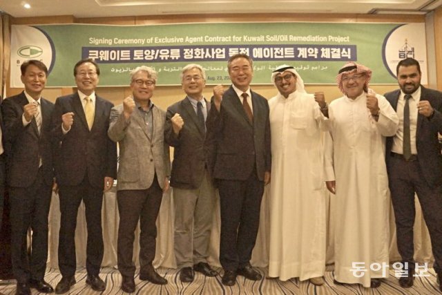 최용설 BJC 대표(오른쪽 네번째)가 지난해 8월 모하메드 KOC 회장(오른쪽 세번째) 초청으로 쿠웨이트를 방문해 유류 정화사업 독점 에이전트 계약을 체결한 뒤 기념촬영을 하고 있다. (사진 제공 BJC)