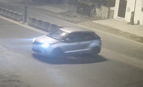 1일(현지시간) 인도 델리주(州) 칸자왈라에서 차량 한 대가 스쿠터를 타고 가던 안잘리 싱(여·20)을 들이 받고 그대로 도주하는 모습. 2023.1.1. 뉴델리텔레비전(NDTV) 보도