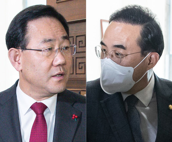 주호영 국민의힘 원내대표(왼쪽)와 박홍근 더불어민주당 원내대표가 3일 서울 여의도 국회에서 이태원 참사 국정조사 기간연장 및 임시국회 소집 등에 관해 논의한 후 각각 운영위원장실을 나서고 있다. 2023.1.3/뉴스1