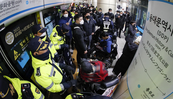전국장애인차별철폐연대(전장연) 활동가들이 3일 오전 서울 동대문역사공원역에서 지하철 승차를 막는 경찰들과 대치하고 있다. 전장연은 이날 오전 8시 성신여대역에서 기습 선전전을 진행했다. 2023.1.3/뉴스1