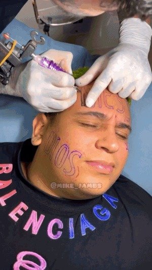 아르헨티나의 우승에 기뻐하며 이마에 ‘MESSI’ 문신을 새긴 콜롬비아 인플루언서. (인스타그램)