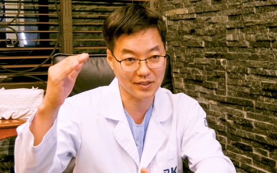 김병건 BK메디컬그룹 대표 겸 비티씨코리아닷컴 최대주주가 27일 서울 강남구 BK성형외과에서 빗썸 인수 배경 등을 설명하고 있다. 2018.10.28/뉴스1