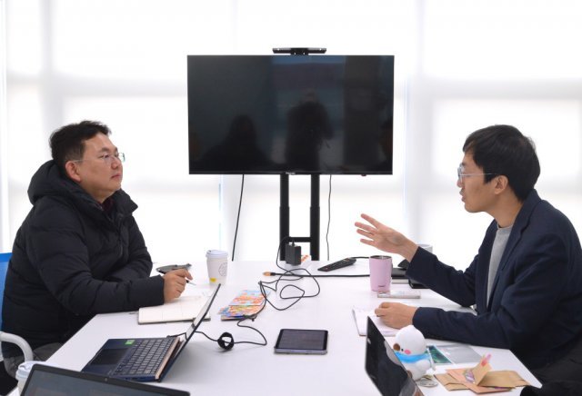 여러 가지를 질문했던 본투비 이종인 대표(우)와 듣고 있는 한국벤처컨설팅 김유광 이사(좌), 출처: IT동아