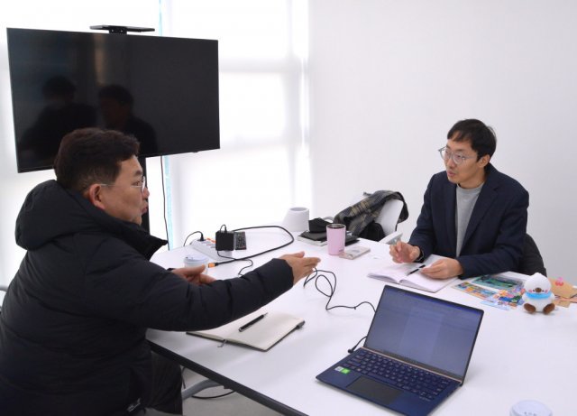 대화를 나누고 있는 트웬티 이종인 대표(우)와 한국벤처컨설팅 김유광 이사(좌), 출처: IT동아
