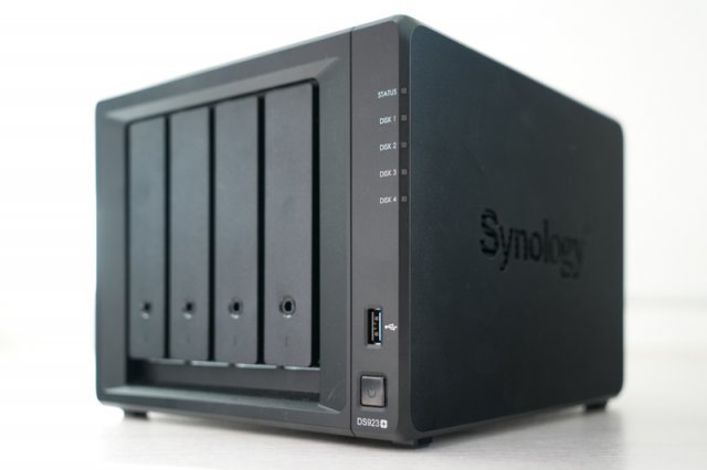 AMD 라이젠 R1600을 탑재한 시놀로지 DS923+ 네트워크 결합 스토리지. 출처=IT동아