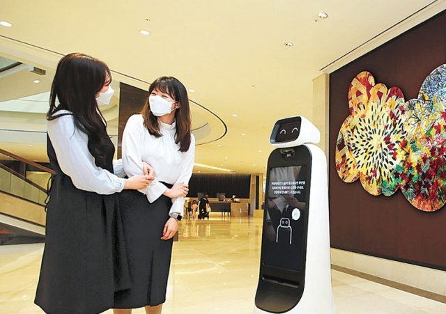호텔 로비에서 활약하는 맞춤 컨시어지 서비스 안내로봇 ‘LG 클로이 가이드봇’. 롯데호텔 제공