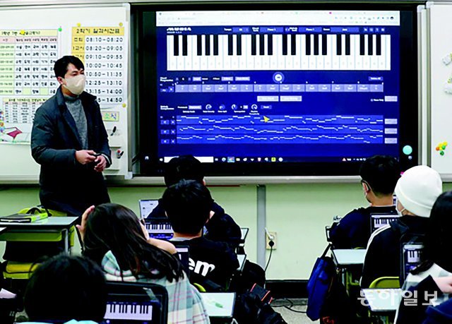 지난해 12월 26일 서울 강남구 대청중학교에서 1학년 학생들이 인공지능(AI) 작곡 기술을 탑재한 소프트웨어 ‘뮤지아’를 이용한 음악 수업을 듣고 있다. 안철민 기자 acm08@donga.com