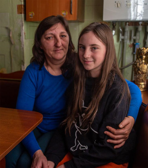 지난해 여름 러시아군이 데려간 딸을 찾기 위해 11일간 버스를 타고 국경을 넘는 고된 여정 끝에 상봉한 우크라이나 엄마 류드밀라 코지르 씨(왼쪽)와 딸 베로니카. 사진 출처 영국 더타임스