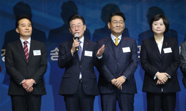 더불어민주당 이재명 대표(왼쪽에서 두 번째)가 3일 오전 인천 송도컨벤시아 프리미어볼룸에서 열린 2023년 인천상공회의소 신년인사회에서 신년 덕담을 하고 있다. 인천=뉴시스