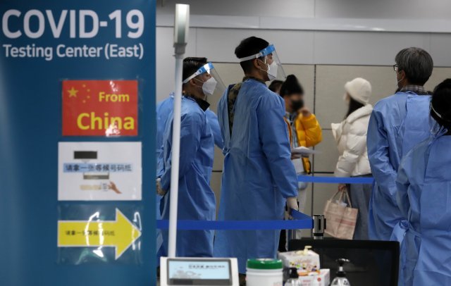 중국발 입국자 코로나19 검사 의무화 이틀째인 3일 오후 인천국제공항 제1여객터미널 코로나19 검사센터에서 중국발 입국자들이 접수를 하고 있다. 2023.01.03. 뉴시스