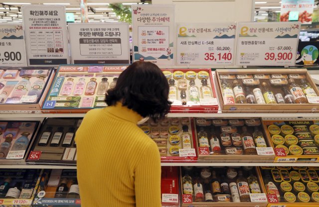 27일 오후 서울 시내 한 대형마트를 방문한 고객이 설을 앞두고 설 선물세트 사전예약 상품을 살펴보고 있다. 뉴시스