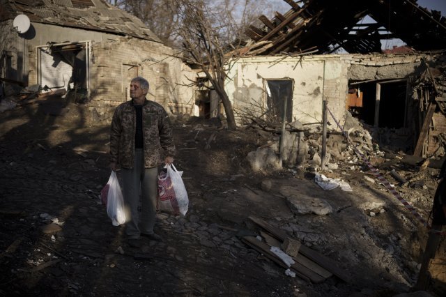 2일(현지시간) 우크라이나 키이우에서 한 주민(73)이 러시아군의 공격으로 심하게 손상된 집을 바라보고 있다. 이 남성은 지난 달 31일 러시아군의 공격으로 부상하고 며느리를 잃었다. 2023.01.03. 키이우=AP/뉴시스