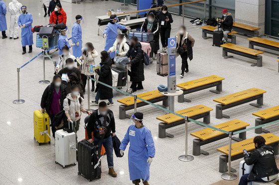 중국발 입국자에 대해 코로나19 검사를 하는 고강도 방역 대책이 시행된 2일 인천국제공항 제1터미널 입국장에서 중국발 입국자들이 방역 관계자들의 안내를 받고 있다. (공동취재) 2023.1.2/뉴스1