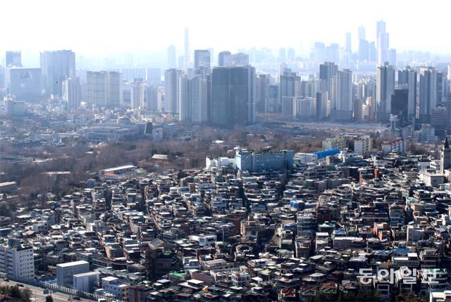 3일 서울 중구 남산에서 바라본 시내 주택들. 정부는 강남 3구와 용산구를 제외하고 모든 지역에 대한 규제지역을 해제하기로 했다.  전영한 기자 scoopjyh@donga.com