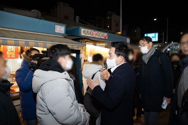 원희룡 국토교통부 장관이 광역버스 승차난이 얼마나 심한지를 알아보기 위해 3일 저녁 서울 사당역에 나가 ‘버스타기 지옥’ 체험을 했다. (SNS 갈무리) ⓒ 뉴스1
