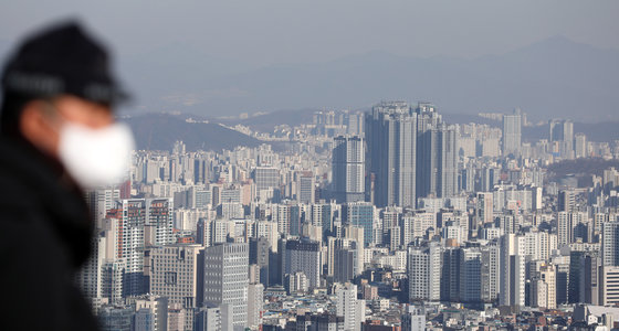 서울 중구 남산에서 바라본 서울 도심의 아파트 단지 모습. 2023.1.3/뉴스1