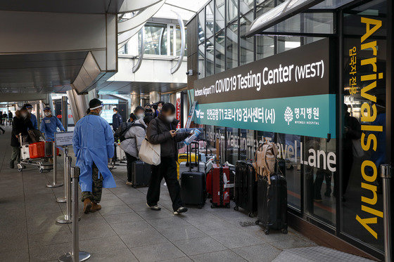 중국에서 입국한 해외여행객들이 2일 오전 인천국제공항 제1여객터미널에서 방역 관계자들의 안내를 받으며 신종 코로나바이러스 감염증(코로나19) 검사소로 향하고 있다. 사진공동취재단