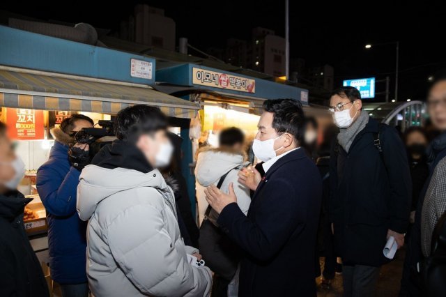 원희룡 국토교통부 장관이 서울 사당역에서 시민들과 소통하고 있다./뉴스1