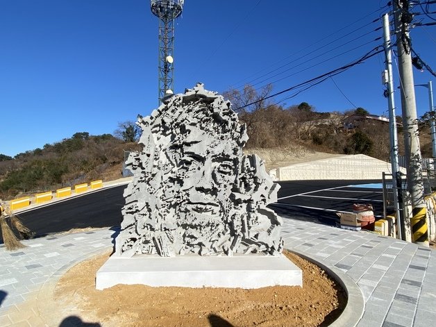 경남 통영시 당포항 공영주차장 내에 설치된 주앙 멘데스 기념조형물.(통영시 제공)