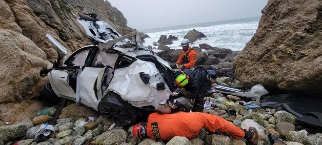 미국 캘리포니아에서 절벽 아래로 테슬라 차량이 추락하는 사고가 발생했다. 탑승자 4명 전원 생명의 지장은 없었다. 2023.01.03(Cal fire CZU 갈무리)