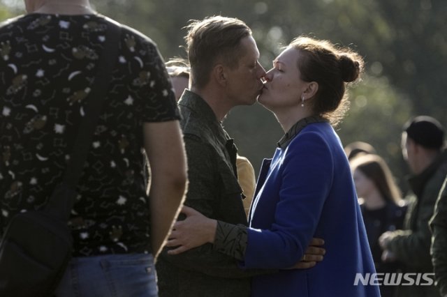 지난해 9월29일(현지시간) 러시아군에 징집된 한 남성이 기차에 오르기 전 아내와 작별 키스를 하고 있다. 뉴시스