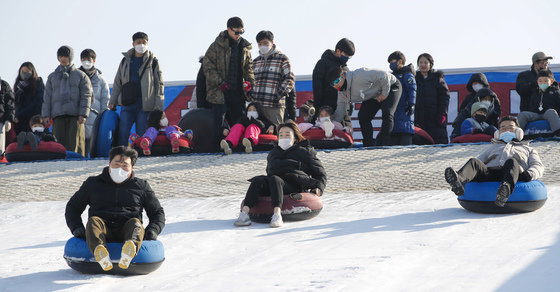 계묘년 새해 첫날인 지난 1일 오전 서울 광진구 뚝섬 한강공원 눈썰매장을 찾은 시민들이 눈썰매를 타며 즐거운 시간을 보내고 있다. 뉴스1