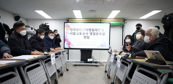 박경석 전국장애인차별철폐연대 상임대표와 김석호 서울교통공사 영업본부 본부장이 4일 오후 서울 종로구 전국장애인차별철폐연대 사무실에서 면담을 하고 있다. 2023.1.4 뉴스1