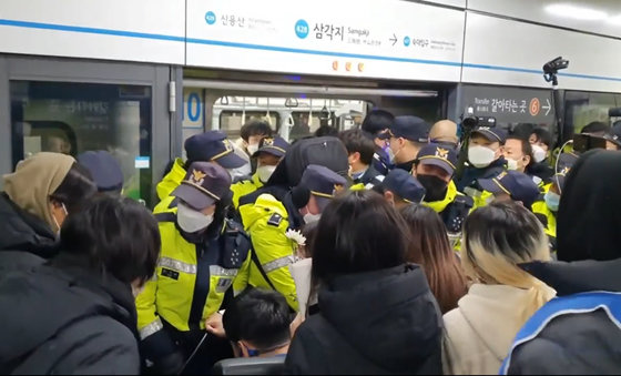 전국장애인차별철폐연대(전장연) 활동가 등이 2일 오후 삼각지역 플랫폼(당고개·진접 방면)에서 지하철 탑승을 시도하며 12시간 동안 경찰·서울교통공사와 대치했다. 이로인해 4호선 당고개 방면 열차 13대가 삼각지역을 무정차 통과하기도 했다. 전장연 페이스북