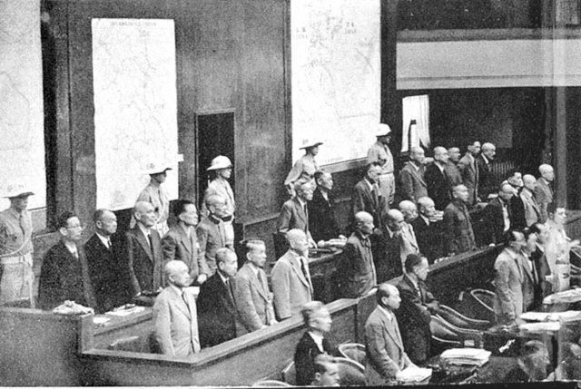 1946년 일본 이치카와에서 열린 극동연합군 군사재판소 대법정 피고인석에 출석한 일본인 전범들. 사진 출처 위키미디어