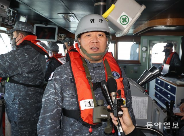 을지문덕함 김국환(대령) 함장이 해상 훈련에 임하는 각오를 밝히고 있다. 김동주 기자 zoo@donga.com