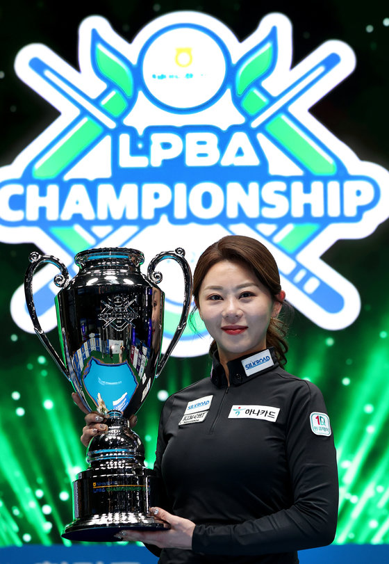 김가영이 지난 4일 경기도 고양시 소노캄고양에서 열린 NH농협카드 PBA-LPBA 챔피언십 2022‘에서 LPBA 여자부 우승을 차지한 후 트로피를 들어보이고 있다. PBA 투어 제공 2023.1.5