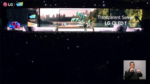 LG전자가 투명 텔레비전인 LG 올레드 T를 공개하고 있다. 출처=LG전자