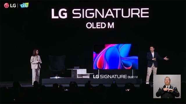 LG전자가 CES2023에서 무선 텔레비전인 LG 시그니처 올레드 M을 공개했다. 전원 케이블을 제외한 다른 케이블은 제로 커넥트 박스에 연결한다. 출처=LG전자
