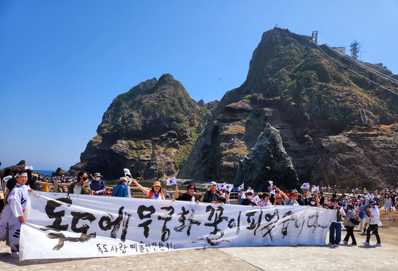 독도사랑예술인연합회 김지영 회장과 전통 춤꾼 김옥순, 서예가 김동욱씨가 2일 우리 땅 독도에서 ‘무궁화 꽃이 피었습니다’합동 공연을 개최했다. 김 회장 등은 대형 붓으로 독도 수호의지를 표현했고 춤 꾼 김옥순 씨는 봉황춤으로 독도평화를 기원했다. 2022.6.2 (독도사랑예술인연합회 제공)