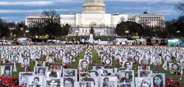 지난해 9월 17일 미국 국회의사당 앞을 메운 이란 시위 희생자들. 워싱턴=AP 뉴시스