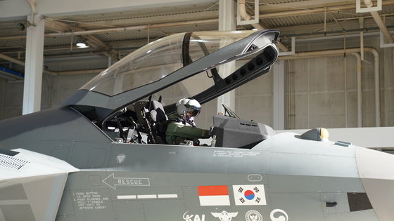 방위사업청은 5일 한국형전투기(KF-21) 시제 3호기의 최초비행에 성공했다고 밝혔다. 사진은 이륙 준비 중인 3호기. 방위사업청 제공
