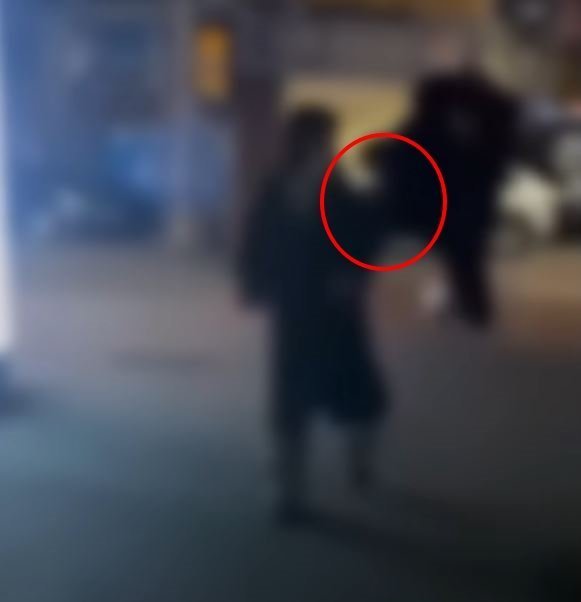 지난 18일 새벽 4시 30분경 대구시 서구 내당동 거리에서 한 중학생이 40대 여성을 향해 날아 차기를 하고 있다. 대구MBC뉴스 유튜브 채널 영상 캡처