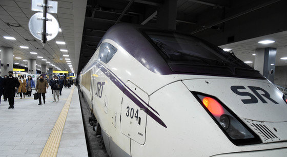 SRT 개통 6주년인 9일 서울 강남구 수서역에 열차가 출발을 기다리고 있다. 지난 2016년 12월 9일 개통한 SRT는 누적 이용객 1억2천5백만명, 이동거리 283억2백만km를 기록했다.2022.12.9 SR 제공
