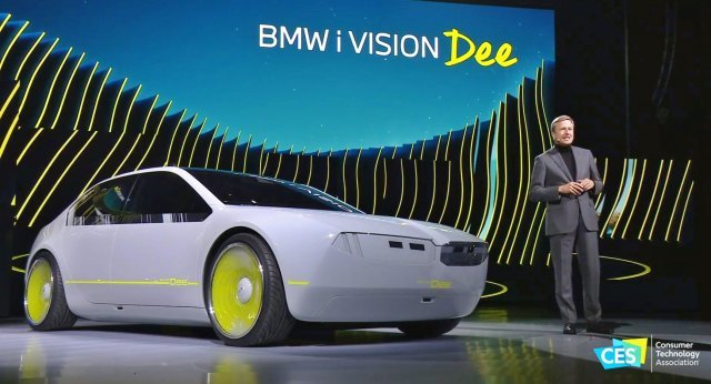 차세대 콘셉트 모델 ‘BMW i 비전 디’를 공개하는 올리버 집스 BMW CEO. 출처=IT동아