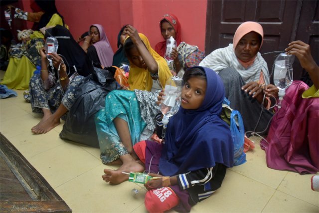 지난해 11월 말 방글라데시 난민캠프를 떠나 엔진이 꺼진 목선을 타고 바다에서 한 달여 표류하다 구조된 로힝야족 여성과 어린이들이 인도네시아 아체주 임시 보호소에 앉아 있다. 피디=AP 뉴시스