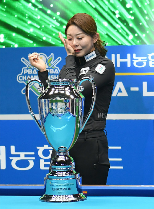 4일 여자프로당구(LPBA) NH농협카드 챔피언십에서 우승한 김가영이 트로피 앞에서 최근 돌아가신 할머니 생각에 울컥하며 눈물을 닦아내고 있다. LPBA 제공