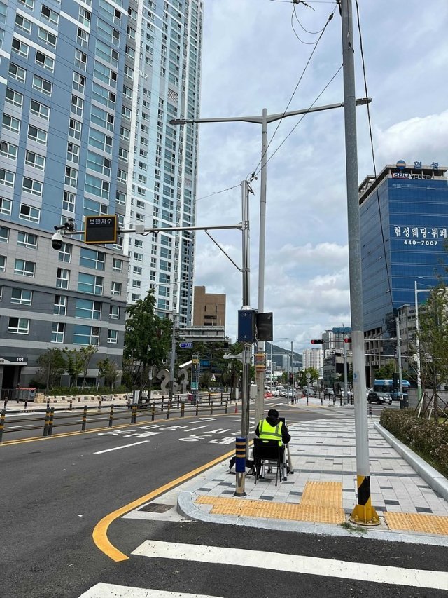 엘핀이 신원 인식 기술을 공공 영역인 신호등에 적용한 사례. 출처 = 엘핀