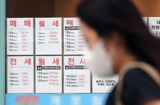서울 강남구에 위치한 한 공인중개사 사무소에 아파트 매매 및 전·월세 가격표가 적혀 있다. 뉴스1