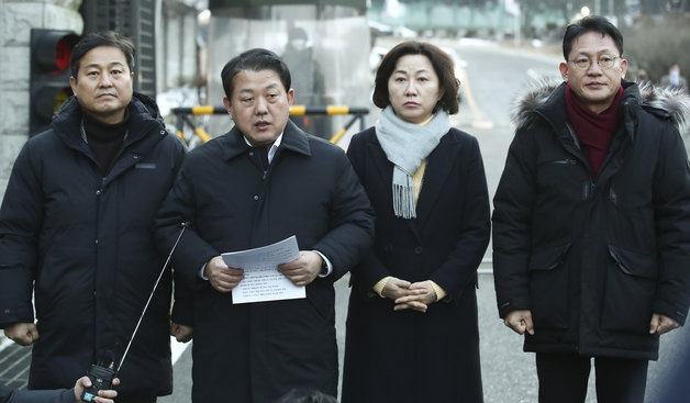 김병주 국회 국방위원회 더불어민주당 간사가 5일 오후 수도방위사령부 예하 방공진지에서 북한 무인기 대응 대비 태세 점검 후 브리핑을 하고 있다. 2023.1.5 사진공동취재단