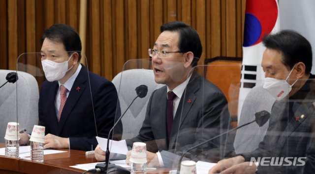 국민의힘 주호영 원내대표(가운데) 6일 오전 서울 여의도 국회에서 열린 원내대책회의에서 발언하고 있다. 뉴시스