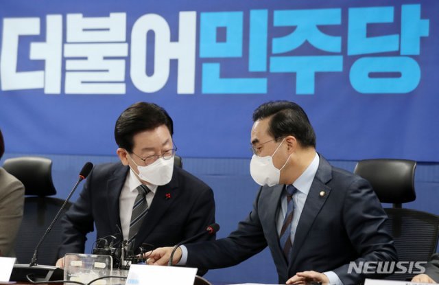더불어민주당 이재명 대표(왼쪽)와 박홍근 원내대표가 6일 오전 서울 여의도 국회에서 열린 확대간부회의에서 대화하고 있다. 뉴시스