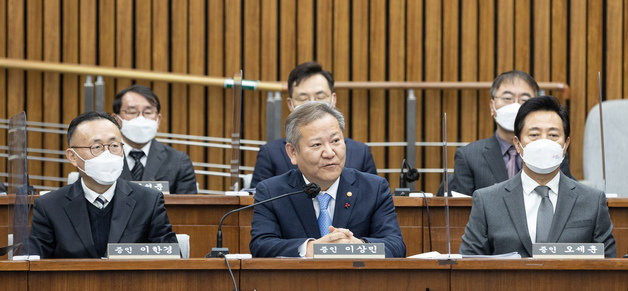 이상민 행정안전부 장관이 6일 오전 서울 여의도 국회에서 열린 용산 이태원참사 진상규명과 재발방지를 위한 국정조사 2차 청문회에서 의원 질의에 답변하고 있다. 2023.1.6 뉴스1