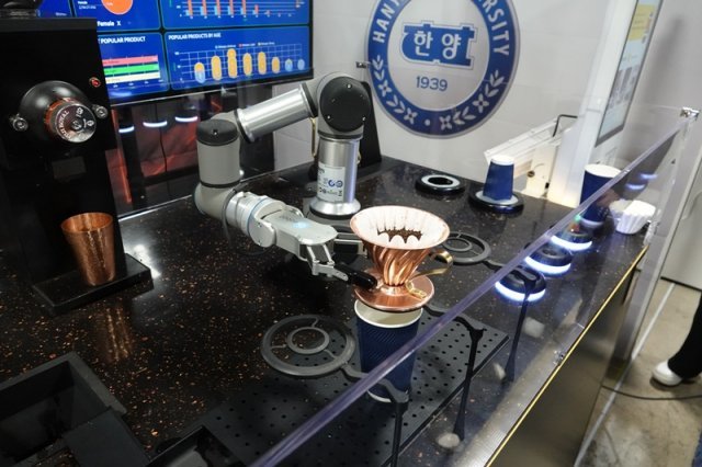 AI 로봇 바리스타 카페. 소비자에게 가장 알맞은 커피를 추천하고, 세계 유명 바리스타의 커피 맛과 향을 재현한다. 출처 = IT동아