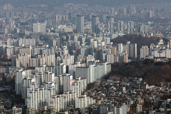 서울 중구 남산에서 바라본 도심의 아파트 단지. 2023.1.5/뉴스1