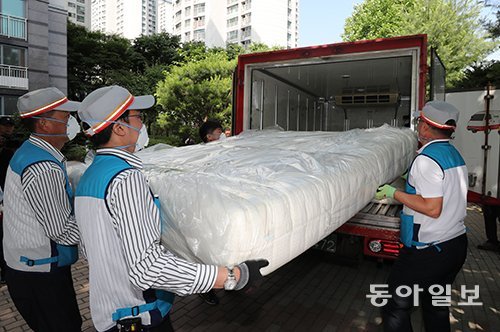 2018년 6월 우체국 직원들이 서울의 한 아파트 단지에서 라돈이 검출된 침대 매트리스를 수거해 운반차량에 담고 있다. 동아일보DB